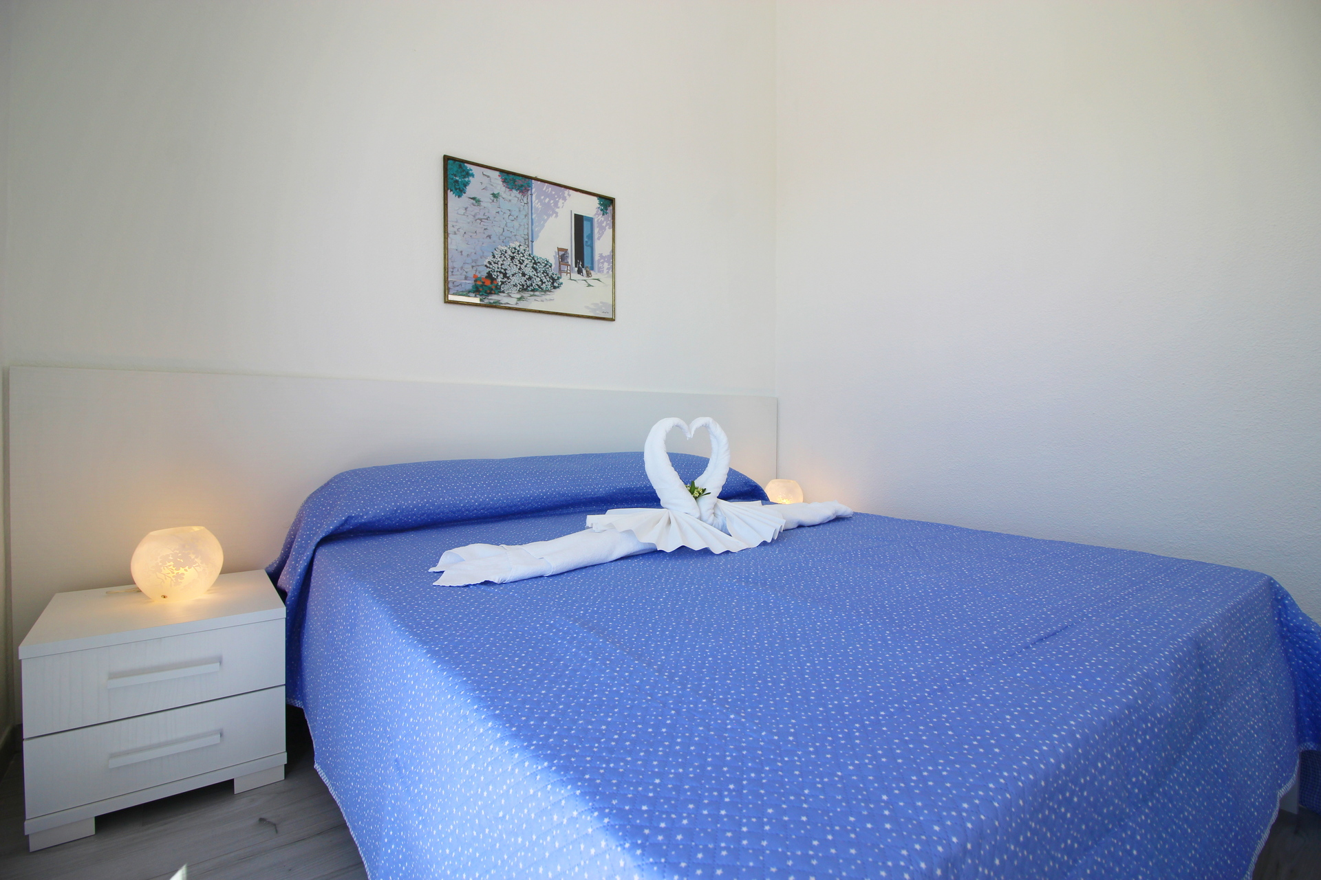 camera matrimoniale, letto matrimoniale, vista frontale, arredamento, Casa Corina