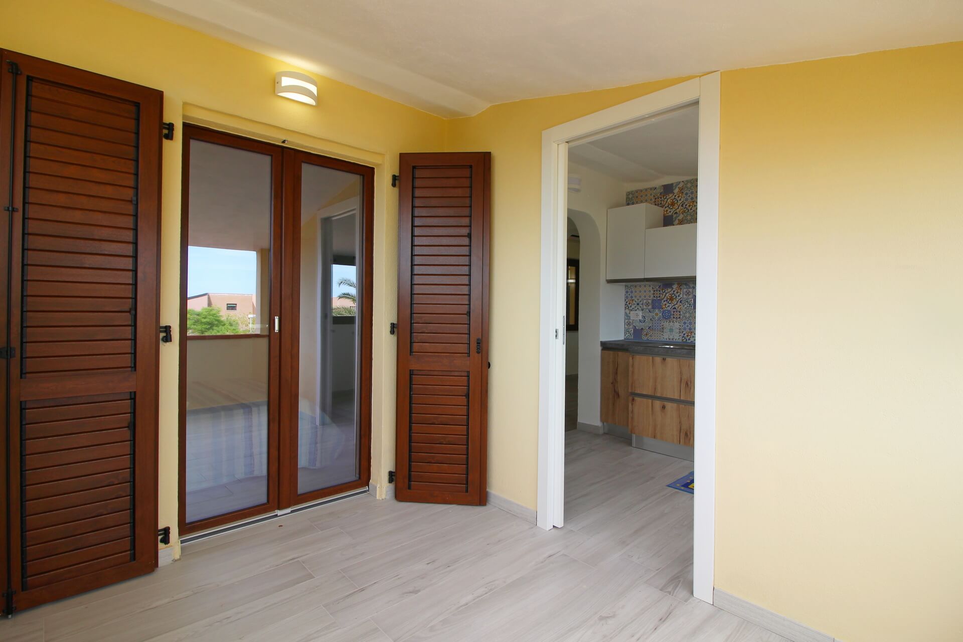 Vista dalla cucina verso la veranda