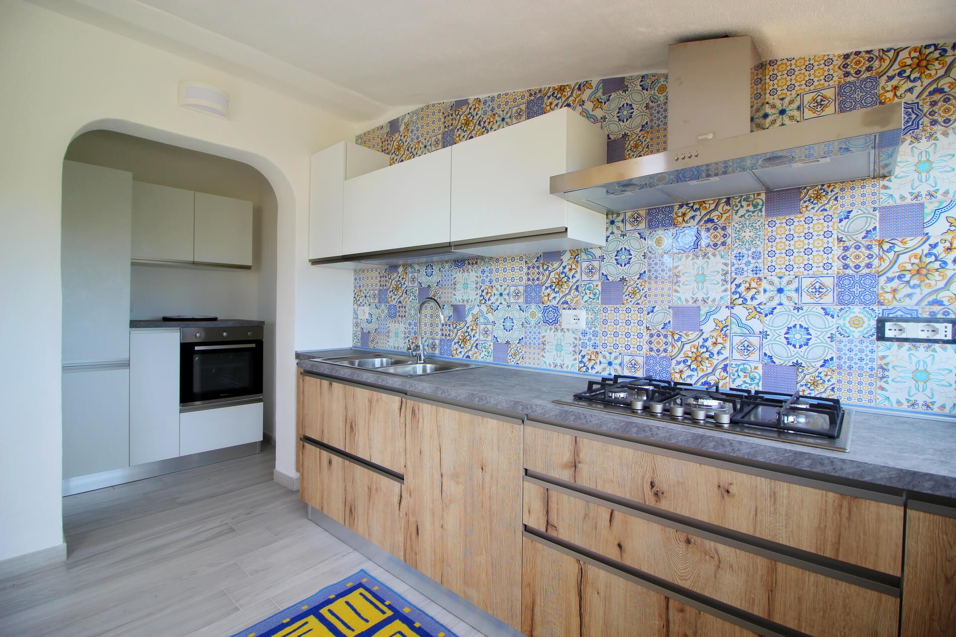 Cucina moderna con piano cottura e forno integrati