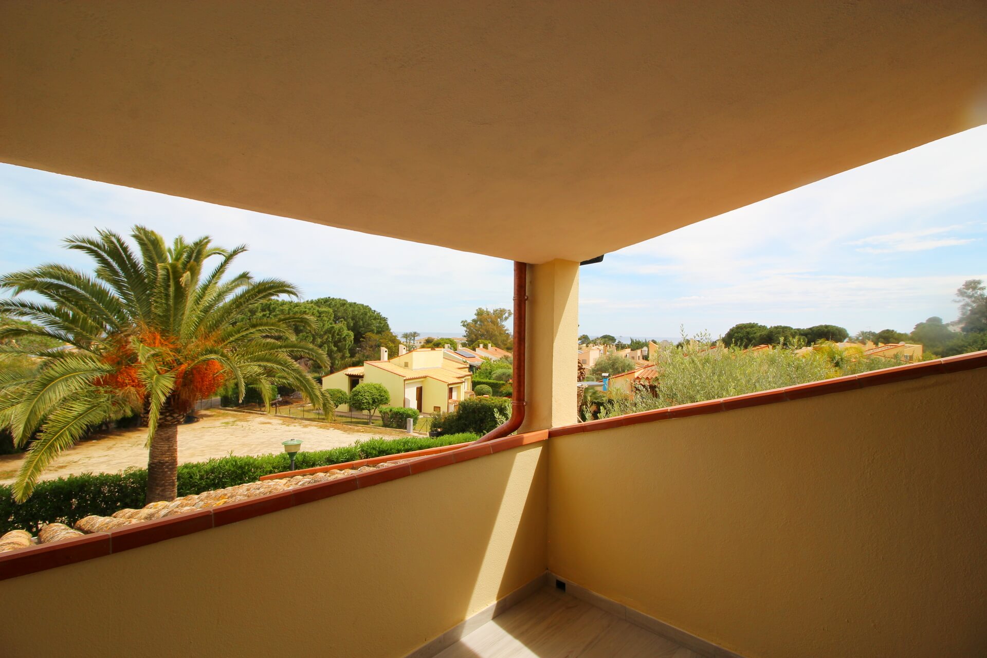 Veranda adiacente alla cucina con vista sul giardino