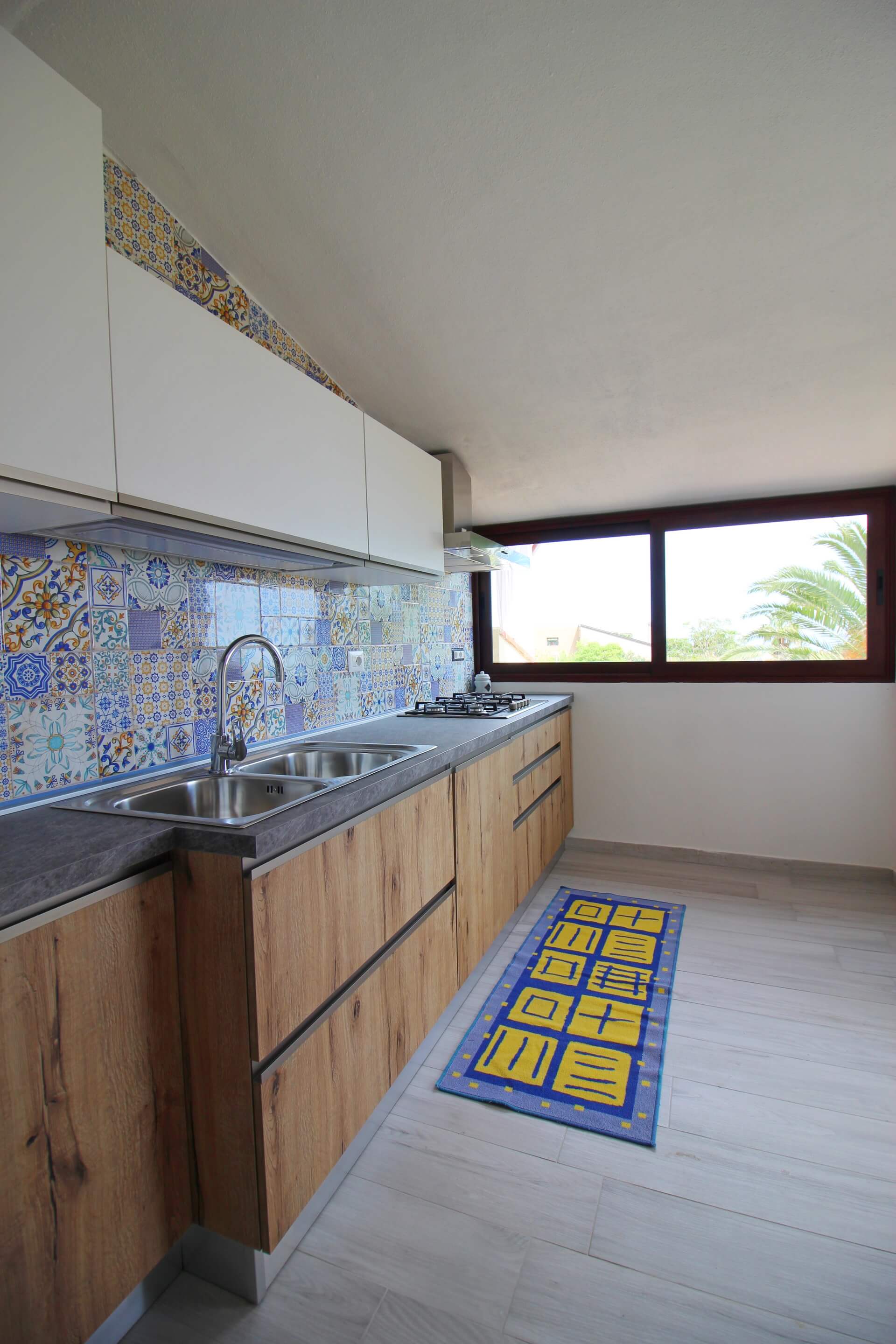 Cucina moderna con piastrelle decorative e piano cottura a gas