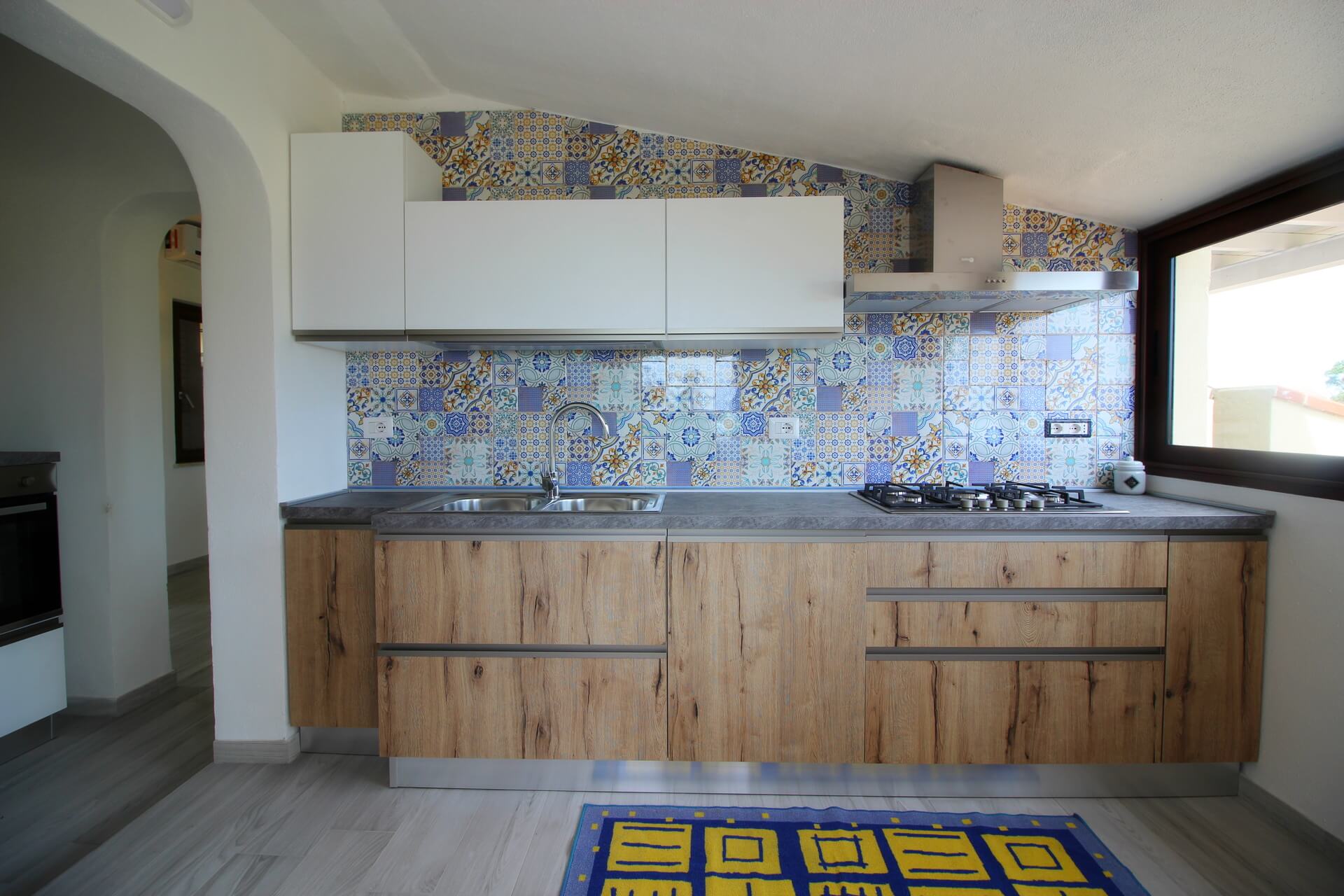 Cucina moderna con piano cottura a gas e forno