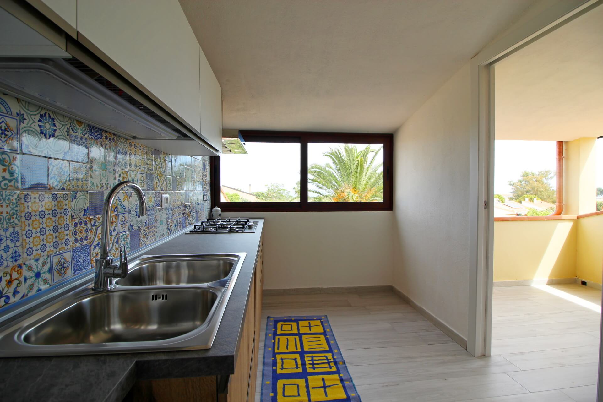 Cucina moderna con lavello doppio e piano cottura a gas