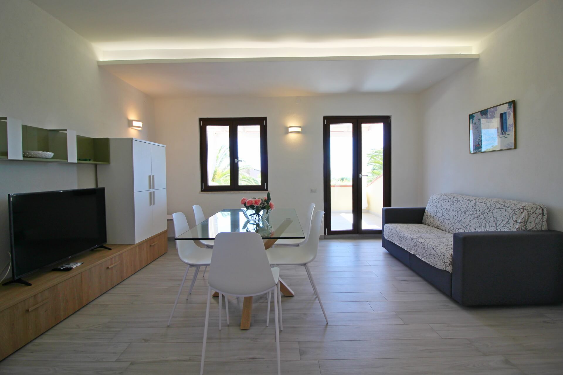 Soggiorno con divano letto e accesso alla veranda