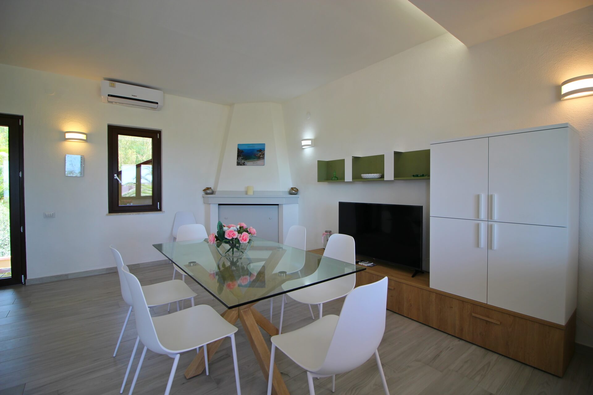 Dettagli del soggiorno con tavolo da pranzo e decorazioni