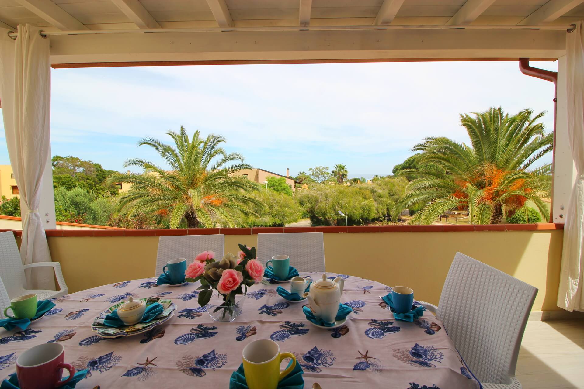 Veranda della Casa Corina vista mare, ideale per mangiare all'aperto