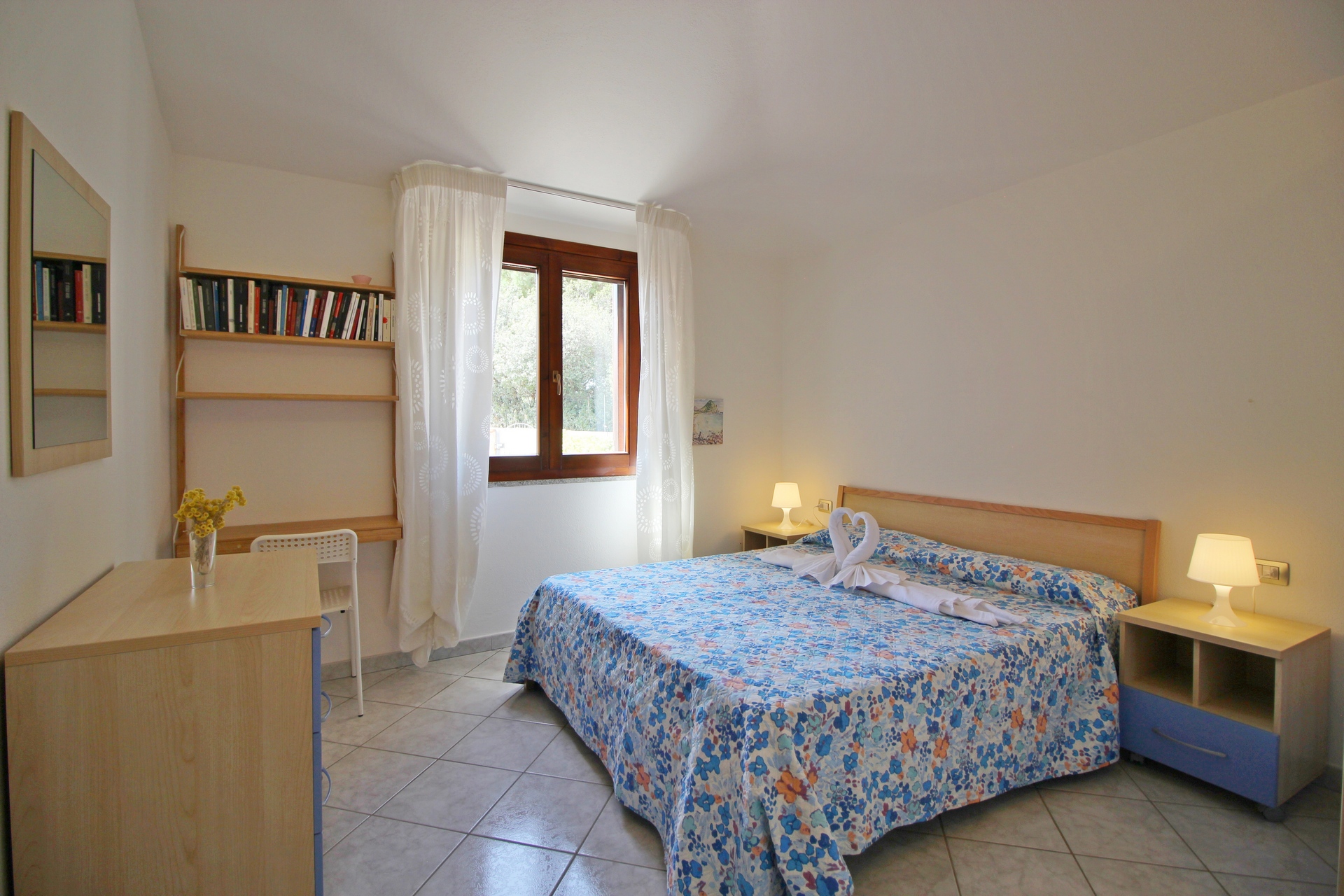 Camera da letto matrimoniale luminosa a Domus Petrae