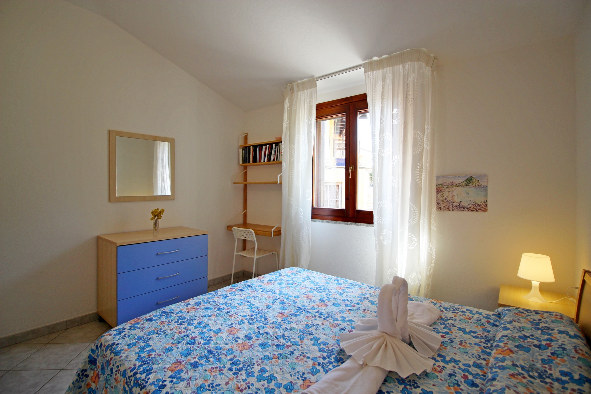 Camera da letto con scrivania a Domus Petrae