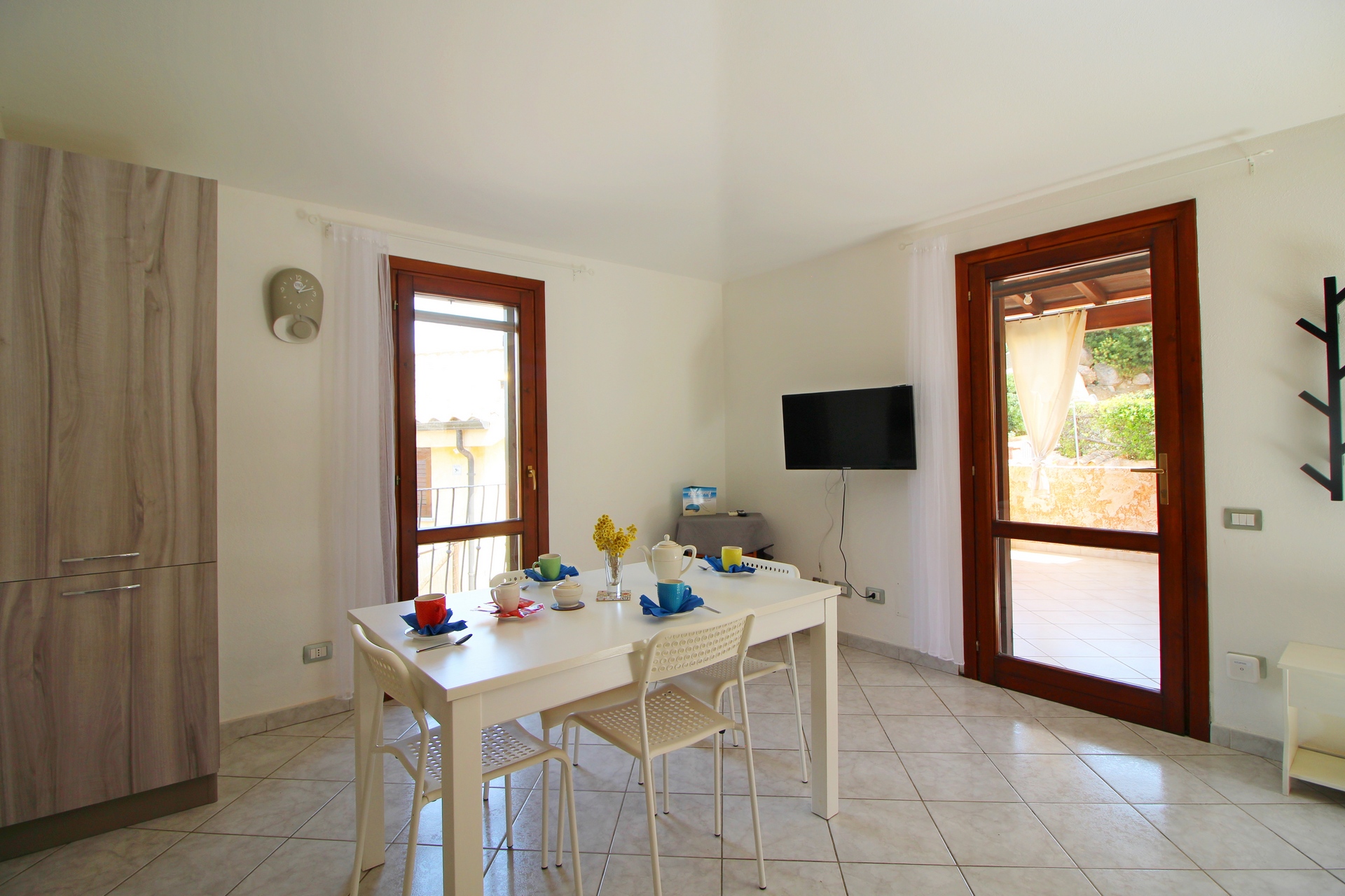 Cucina attrezzata con zona pranzo a Domus Petrae