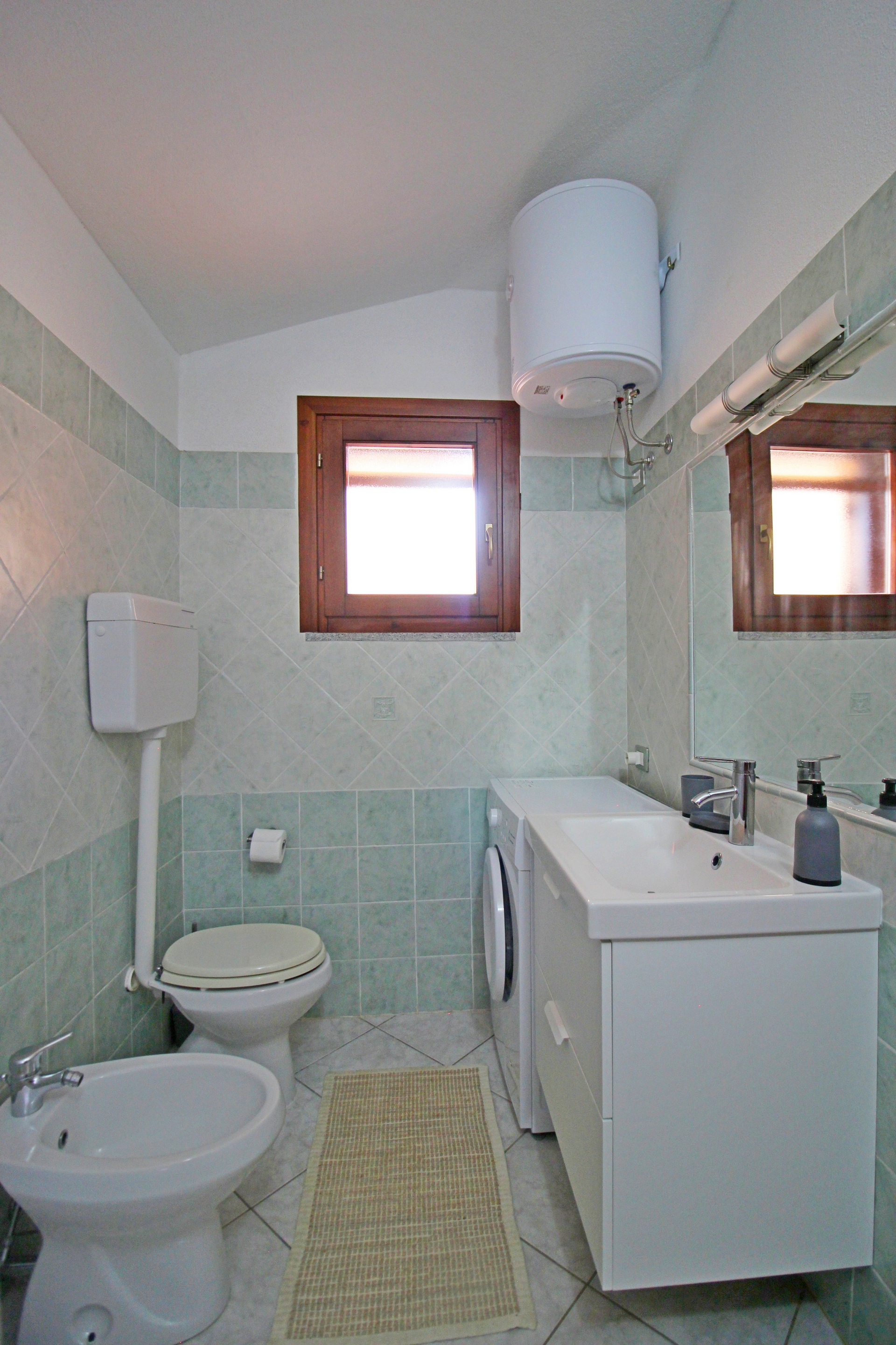 Bagno moderno con finestra a Domus Petrae