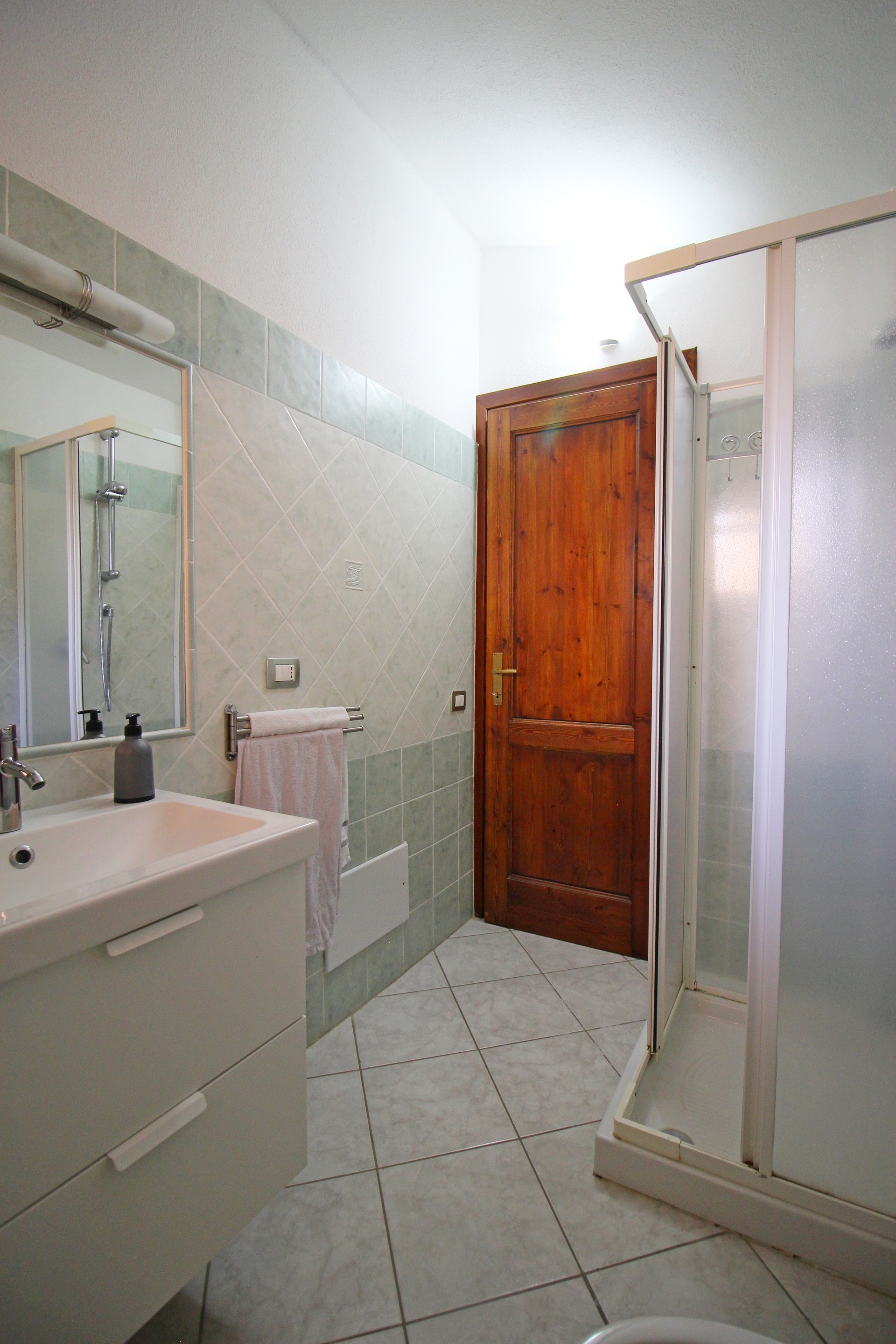 Bagno con doccia a Domus Petrae