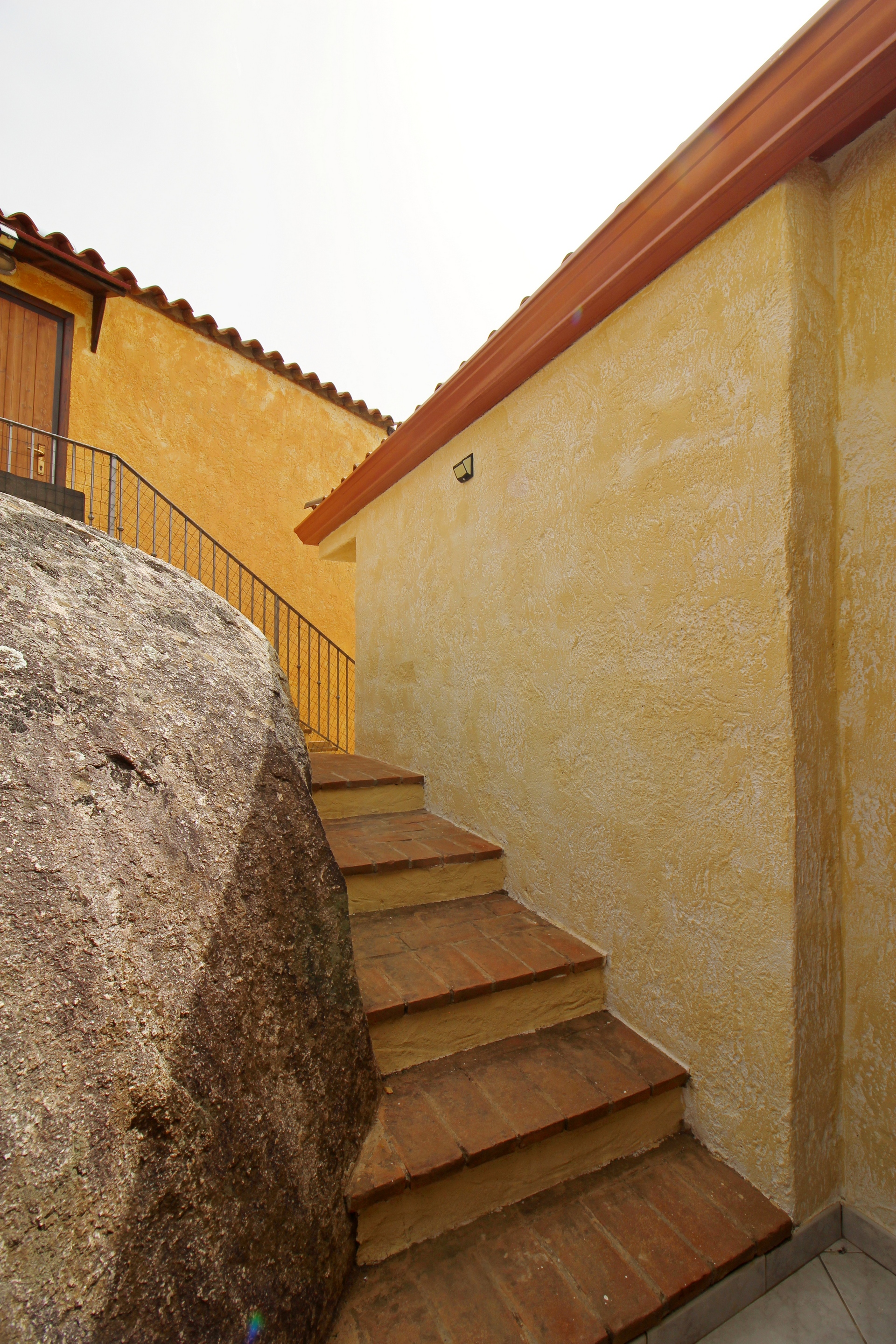 Scala verso la doccia esterna a Domus Petrae