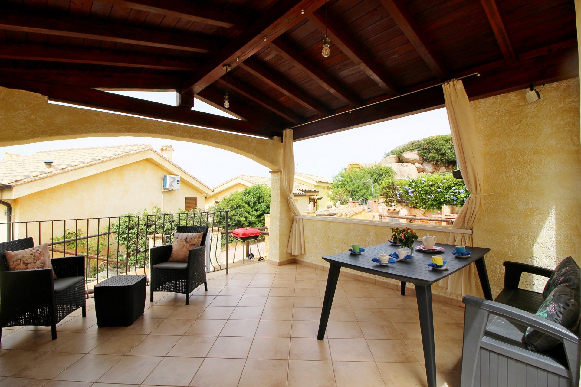 Veranda accogliente con sedute a Domus Petrae