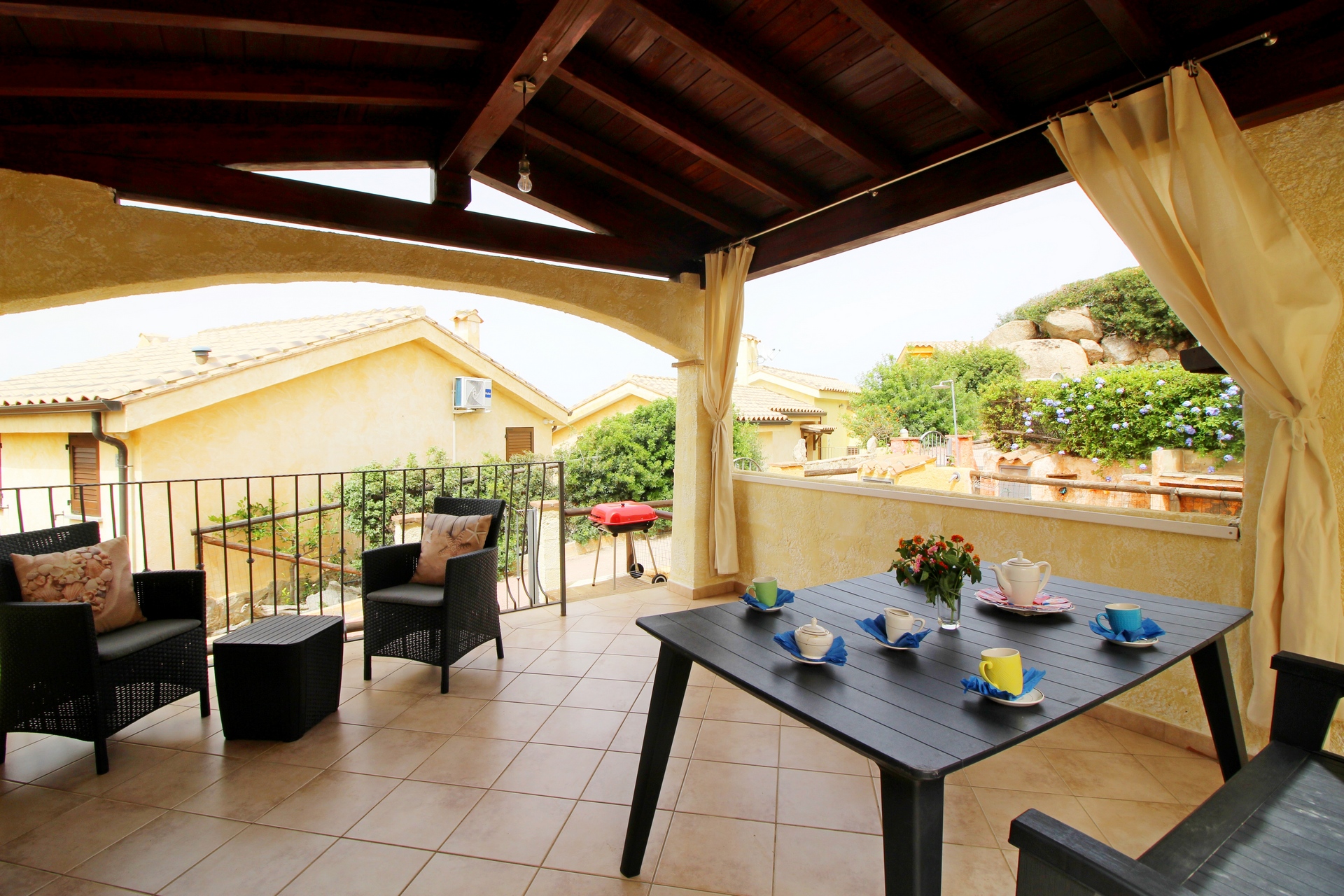 Veranda coperta con fascino rustico a Domus Petrae