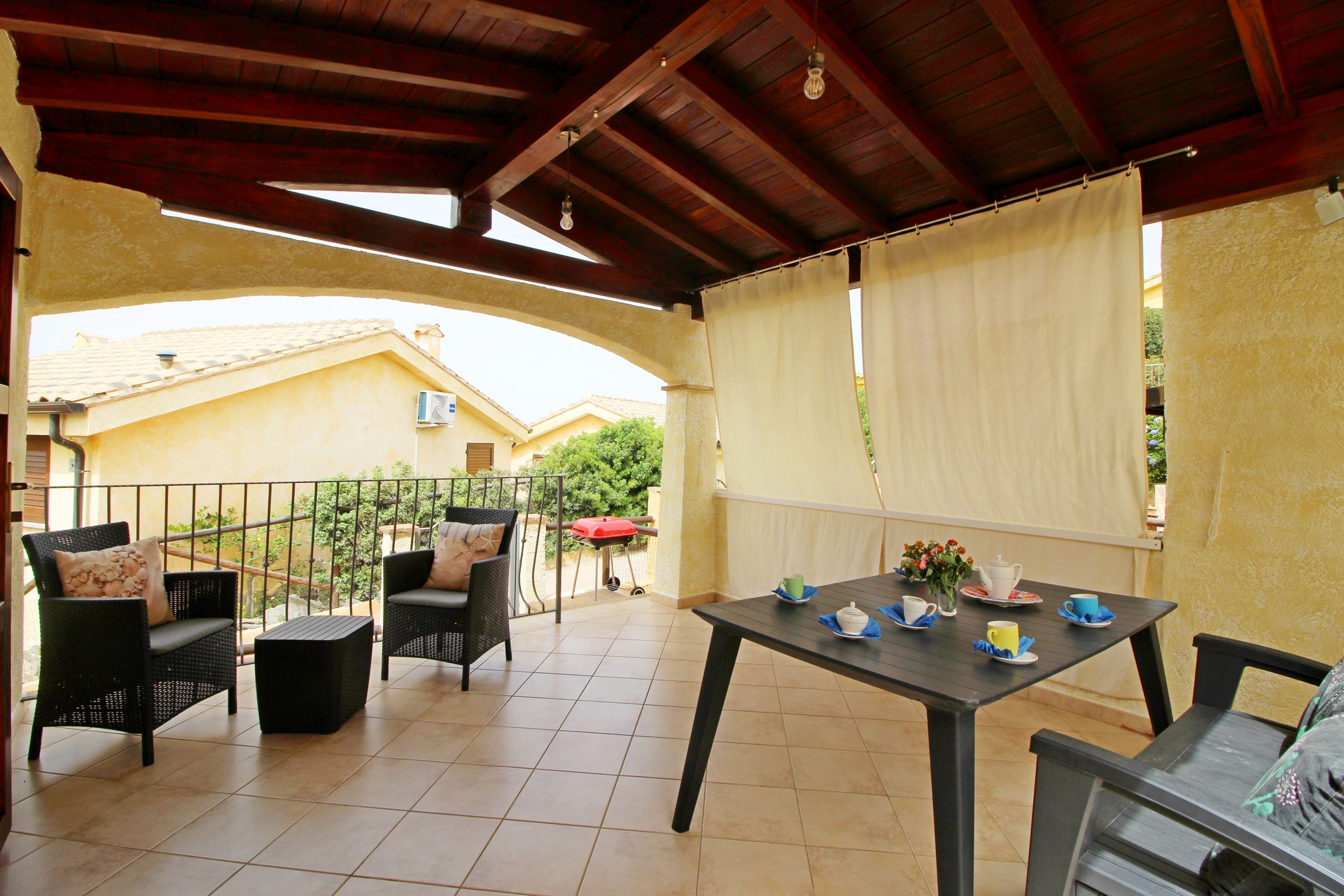 Veranda elegante con area pranzo a Domus Petrae