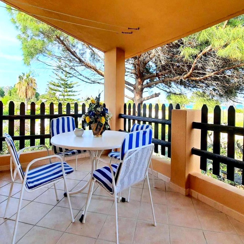 Terrazza coperta con vista mare a Costa Rei, villetta al primo piano a 100 metri dalla spiaggia sabbiosa