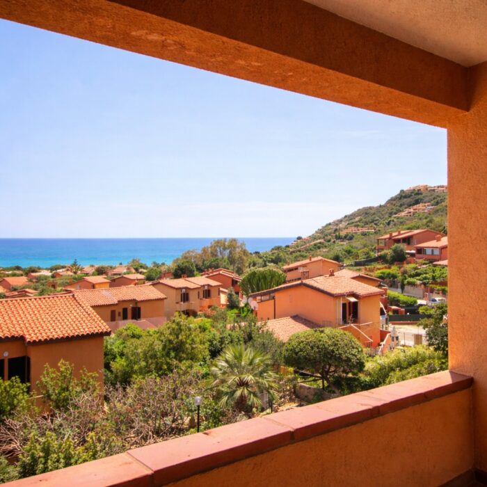 Vista dalla terrazza privata della villetta in Sardegna con panorama sul mare